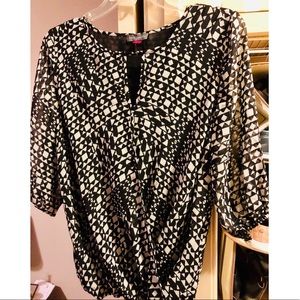 Vince Camuto geometric shirt 🔳🔲
